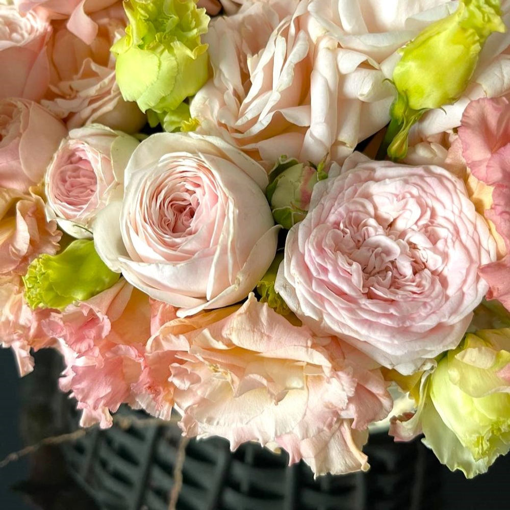 Роскошная корзина с пионовидными розами Peach Garden Basket