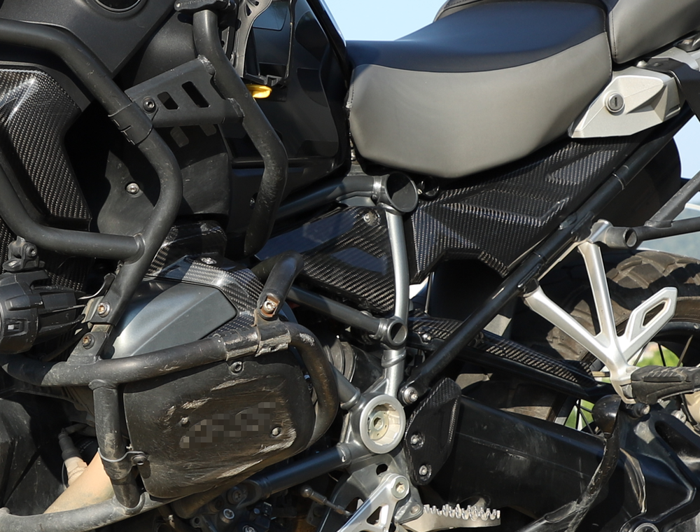 Карбоновая накладка треугольника рамы для BMW R1250GS Adventure 2019-2023