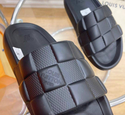 Шлепанцы Louis Vuitton