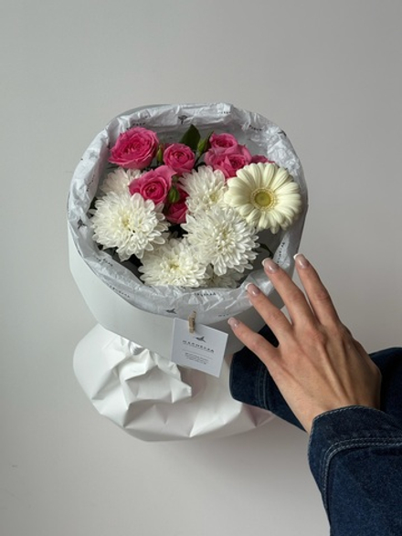 Букет из хризантемы, минигерберы и кустовой розы