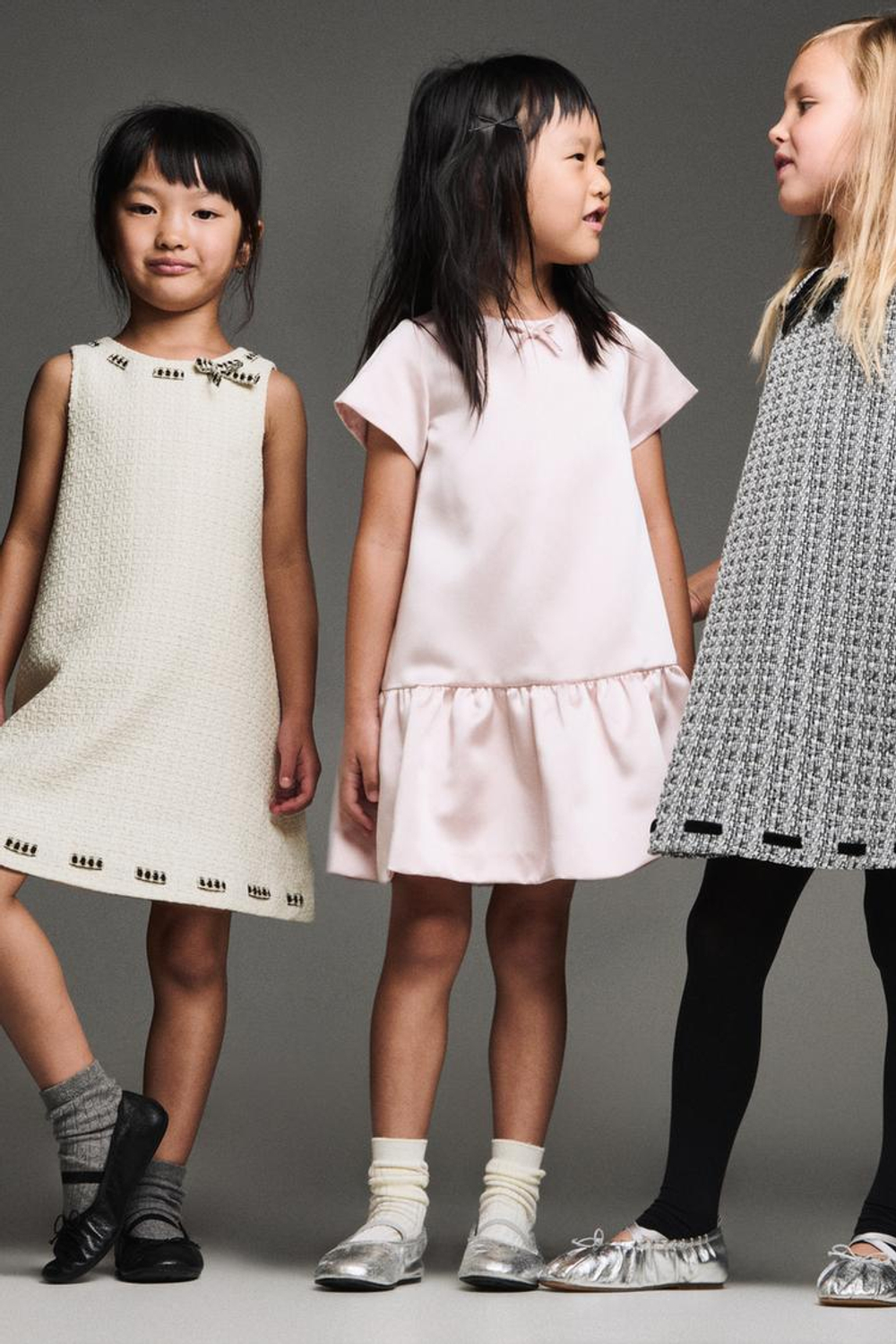 ZARA ПЛАТЬЕ ИЗ РЕЛЬЕФНОЙ ТКАНИ С БАНТОМ, СЕРЫЙ