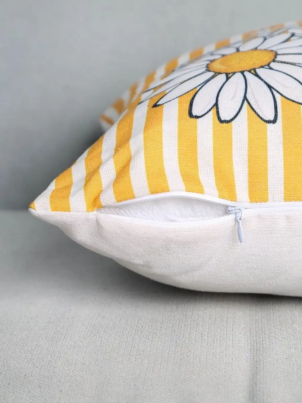 Декоративная подушка для дивана маленькая яркая 40x40