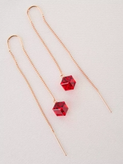 Серьги-протяжки Миражи с красными кубиками Swarovski