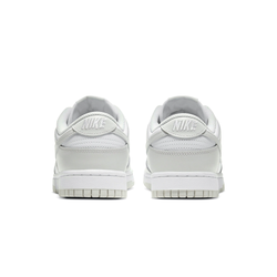 alt="Серый логотип Swoosh на Nike Dunk Low Photon Dust DD1503-103 крупным планом"