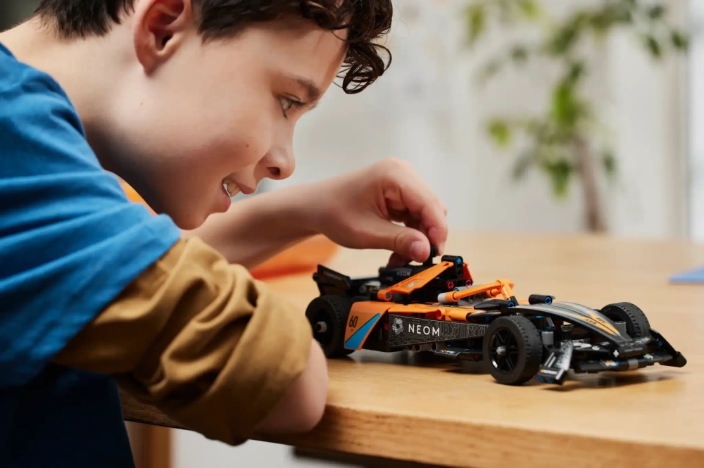 Конструктор LEGO Technic 42169 Гоночная машина NEOM McLaren Formula E