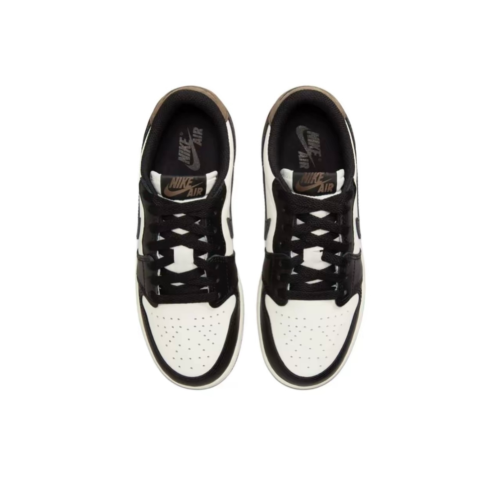 alt="Черный логотип Swoosh и кремовая подошва Sail на Air Jordan 1 Mocha"