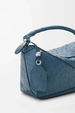 Loewe Маленькая сумка Puzzle Featherlight из страусиной кожи, синий