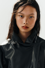 КУРТКА ИЗ ИСКУССТВЕННОЙ КОЖИ С ПОЯСОМ — ZARA