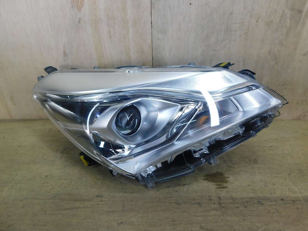 фара правая Toyota Vitz NSP130 135