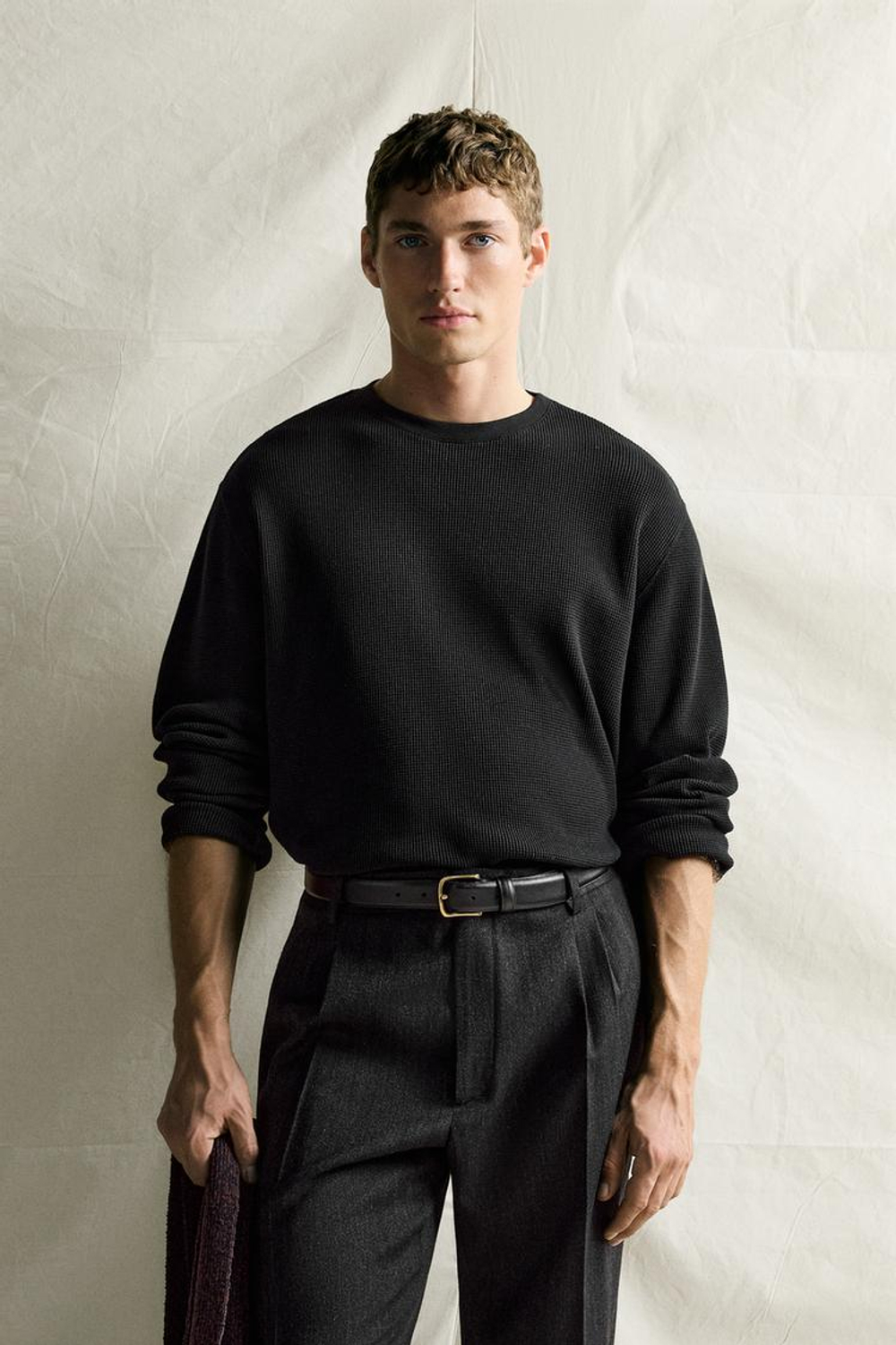 ZARA ФУТБОЛКА ИЗ РИФЛЕНОГО ТРИКОТАЖА, ЧЕРНЫЙ