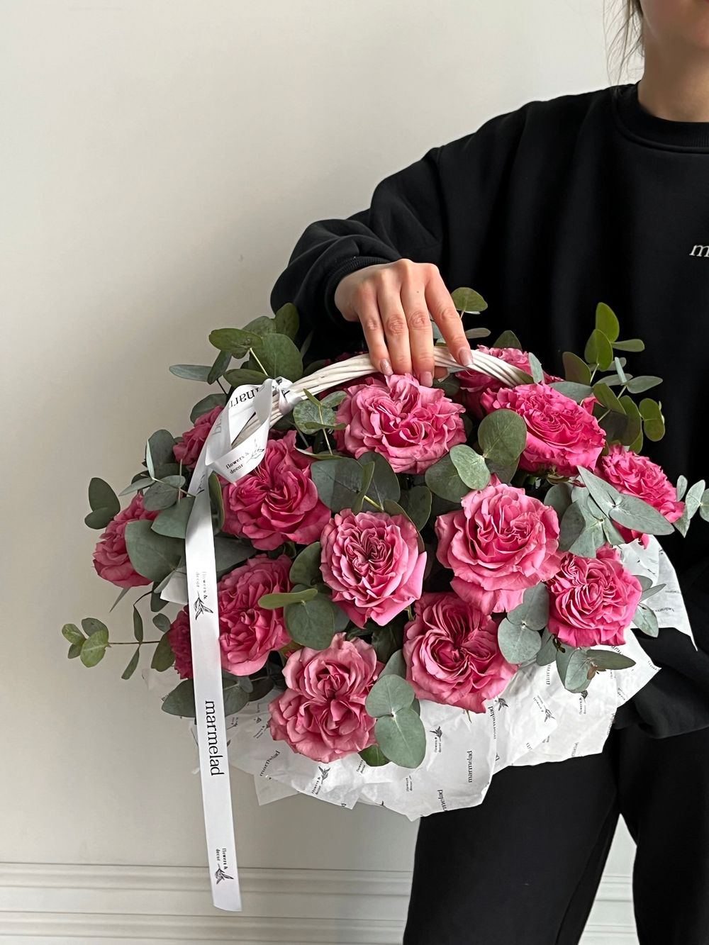 Цветочная корзина из роз Кантри и эвкалипта размер M