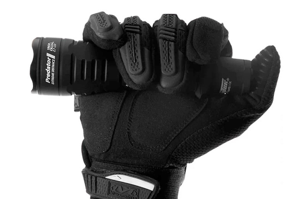 Тактический фонарь Armytek Predator V3 XP-E2 (красный) [F01602BR]
