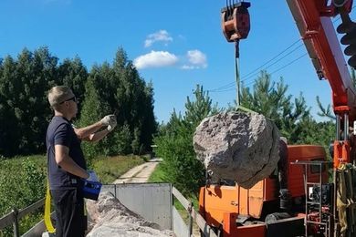 Доставка №2589 от 05 Августа 2026 г. Глыбы камень сланец Серебро и Валун гранитный Казбек тёмно-серый в Ярославскую область.