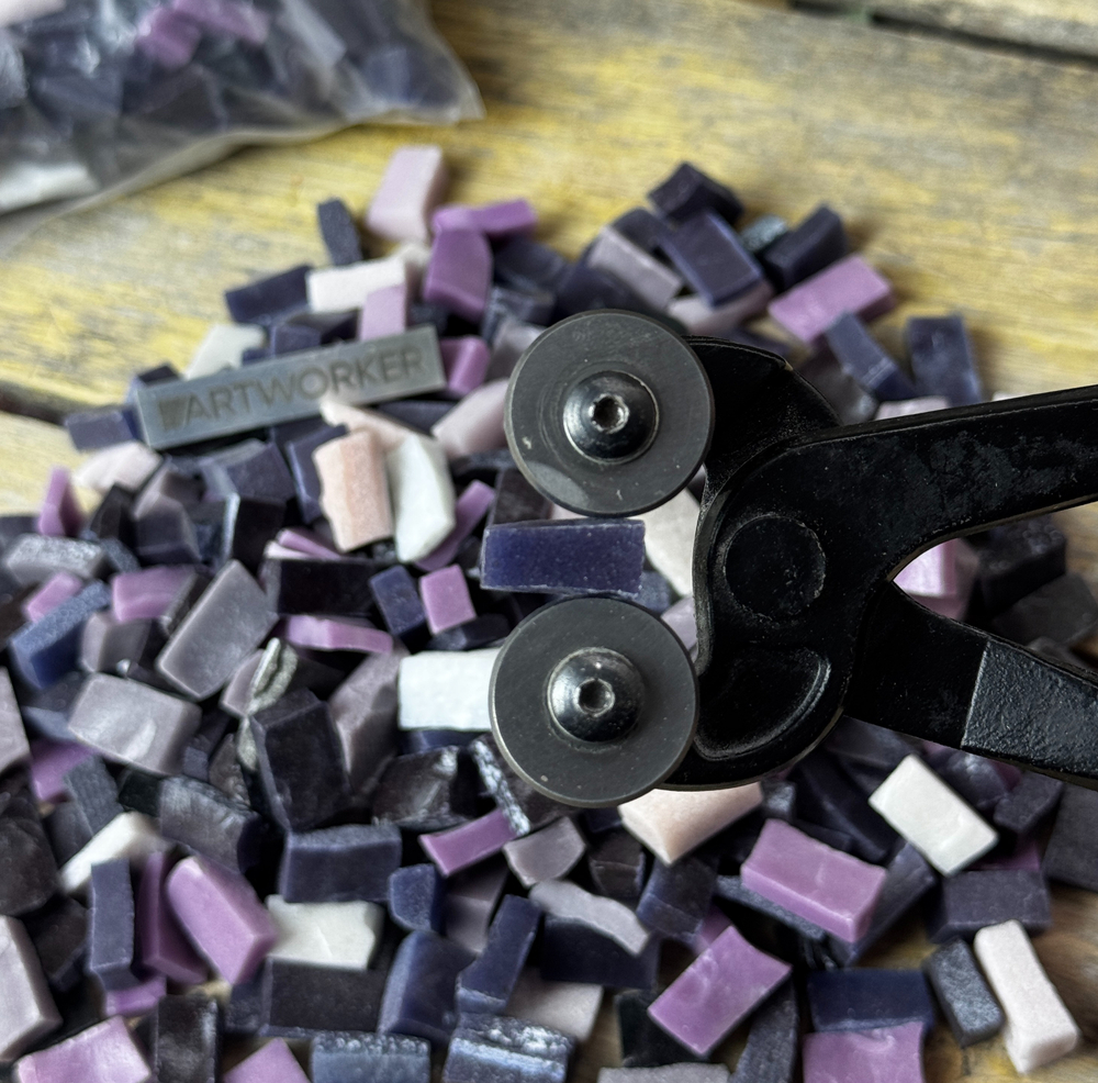 Крупный план фиолетовой колотой смальты SM-Set-Plum от ArtWorker