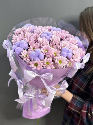 Букет из кустовых хризантем и хлопка