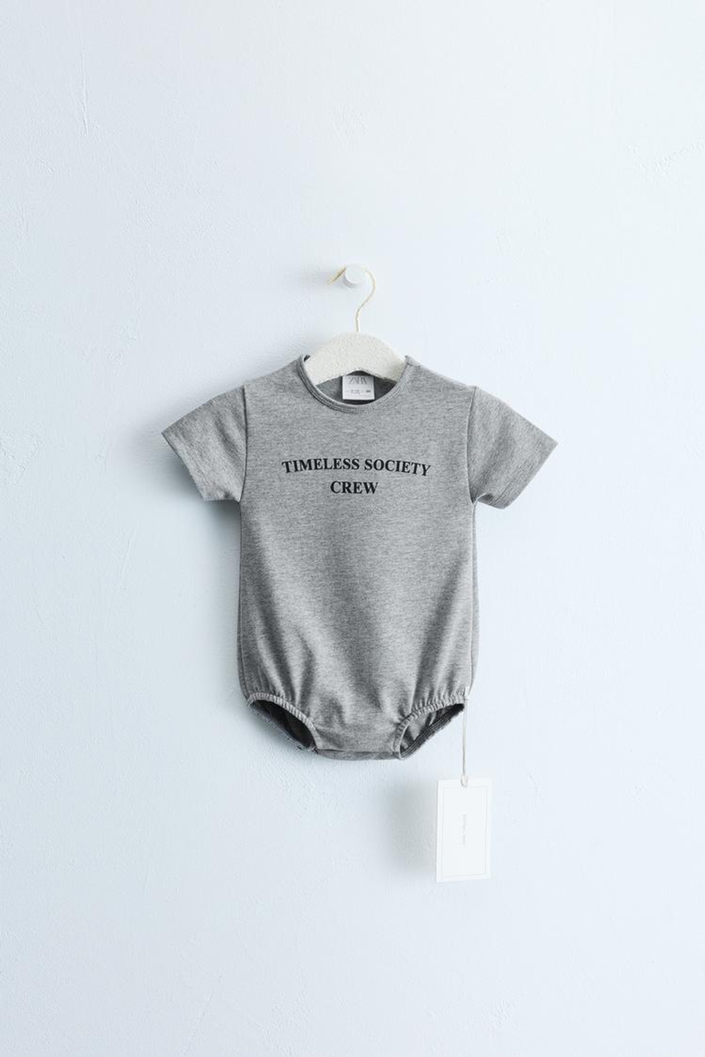 ZARA TIMELESS — БОДИ С ТЕКСТОВЫМ ПРИНТОМ, СЕРЫЙ