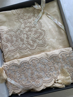 Скатерть 150х150 Domus бежевая с кружевом