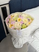Букет из кустовых пионовидных роз, маттиолы, диантусов и одноголовых роз