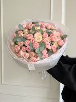 Гранд букет из кустовой пионовидной розы и эвкалипта