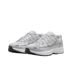 alt="Рельефный дизайн верха из сетки с накладками на Nike P-6000 Triple White"