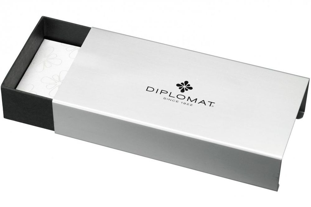 Перьевая ручка Diplomat Excellence guilloche stripes chrome M (D20000697) 2