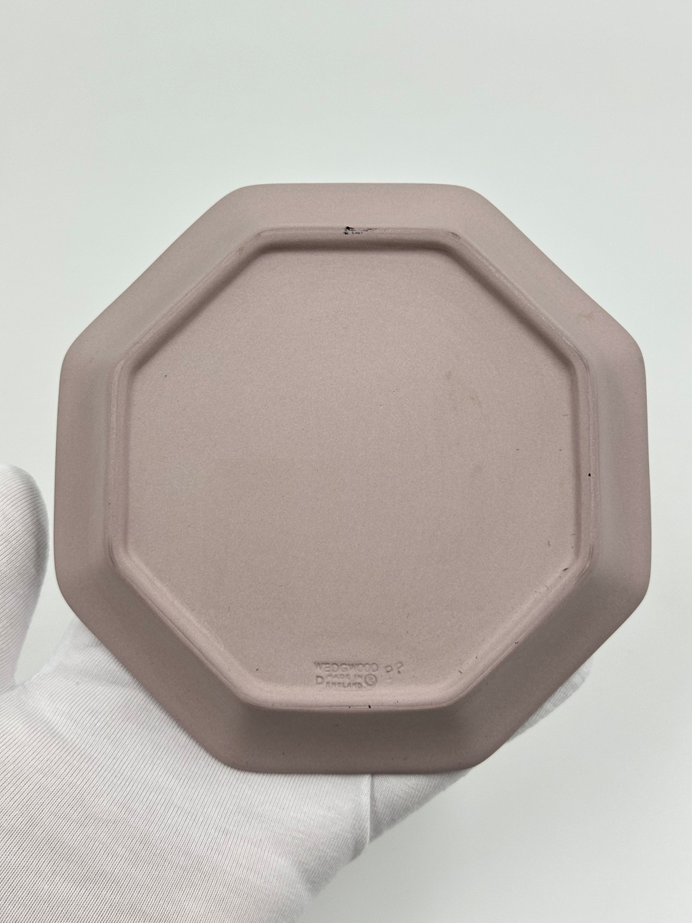 Тарелка декоративная Wedgwood лиловая