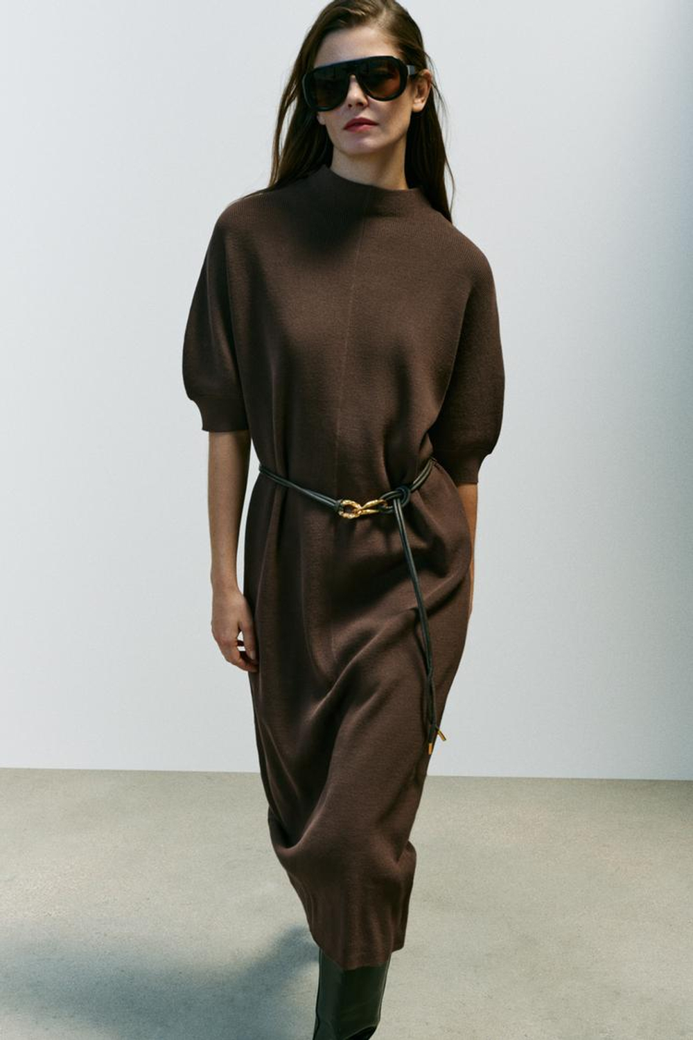 ZARA ДЛИННОЕ ТРИКОТАЖНОЕ ПЛАТЬЕ С ПОЯСОМ, КОРИЧНЕВЫЙ