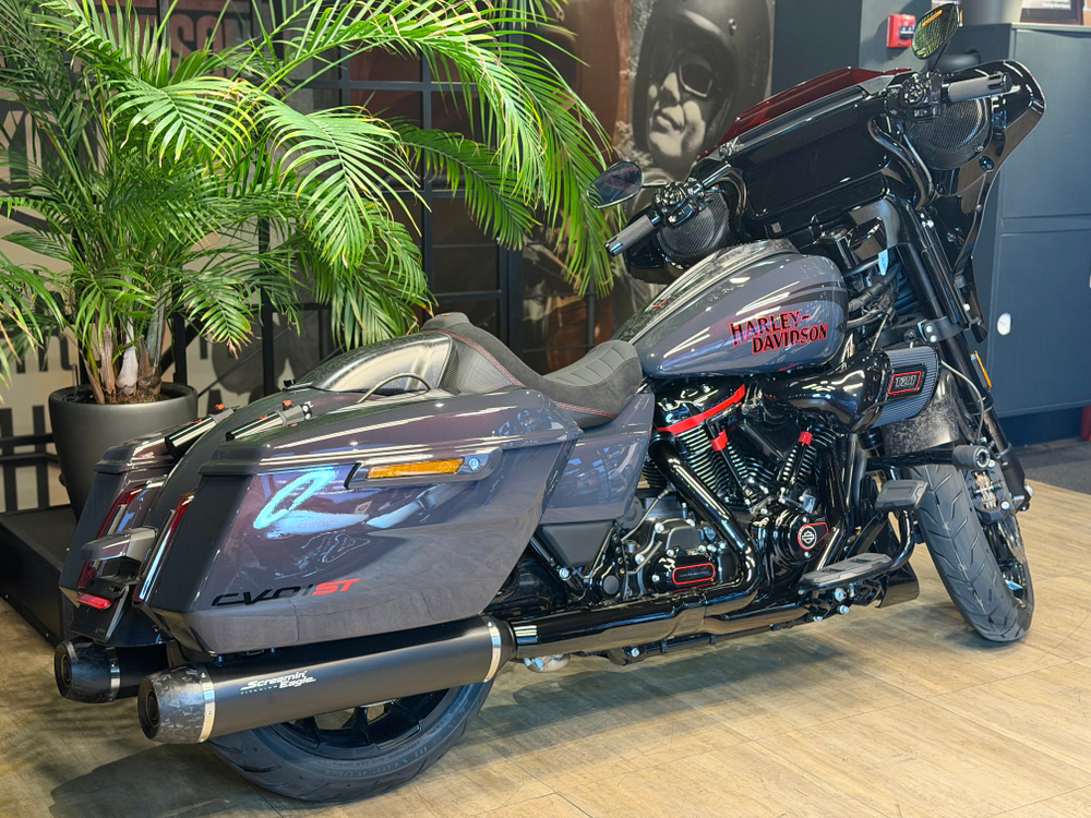 Harley-Davidson CVO Street Glide ST, 2026 "Inferno Gray"