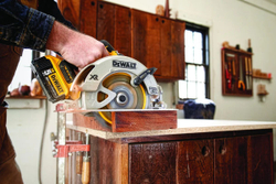 DeWALT Бесщеточная дисковая пила 184 мм, 18 В DCS570NT