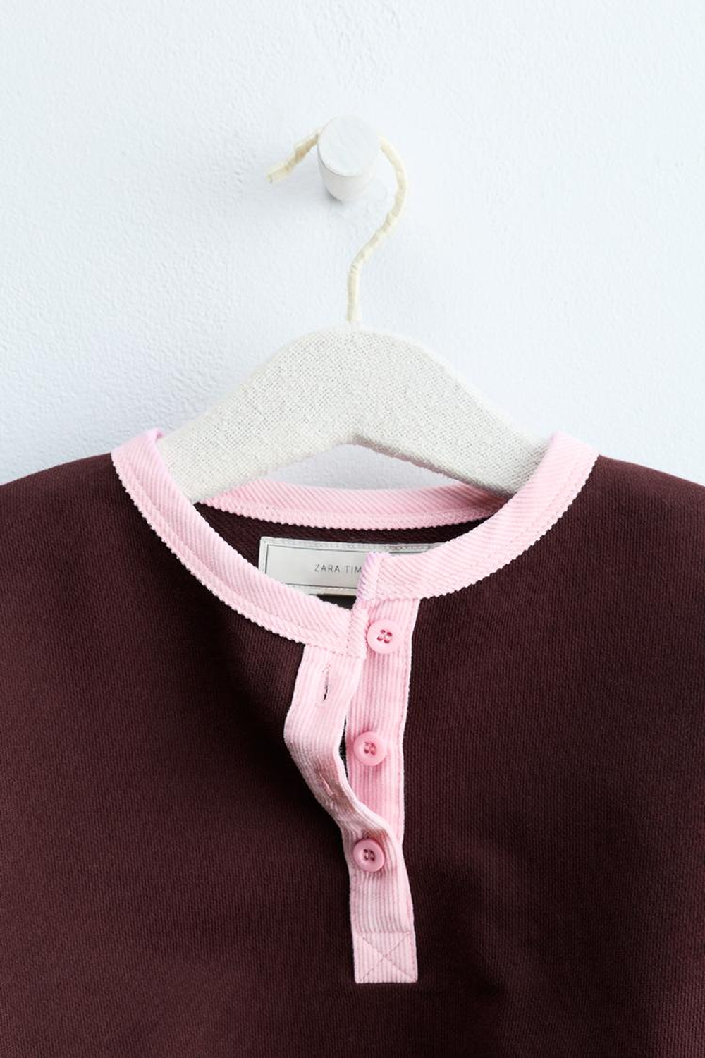 ZARA TIMELESS — ТОЛСТОВКА С КОНТРАСТНЫМ ВОРОТНИКОМ, ШОКОЛАДНЫЙ