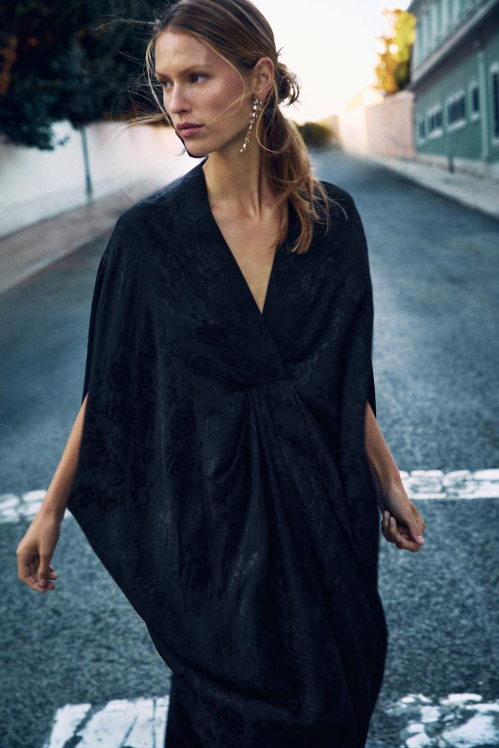 ZARA ДЛИННОЕ ПЛАТЬЕ С ЦВЕТОЧНЫМ ЖАККАРДОВЫМ УЗОРОМ, ЧЕРНЫЙ