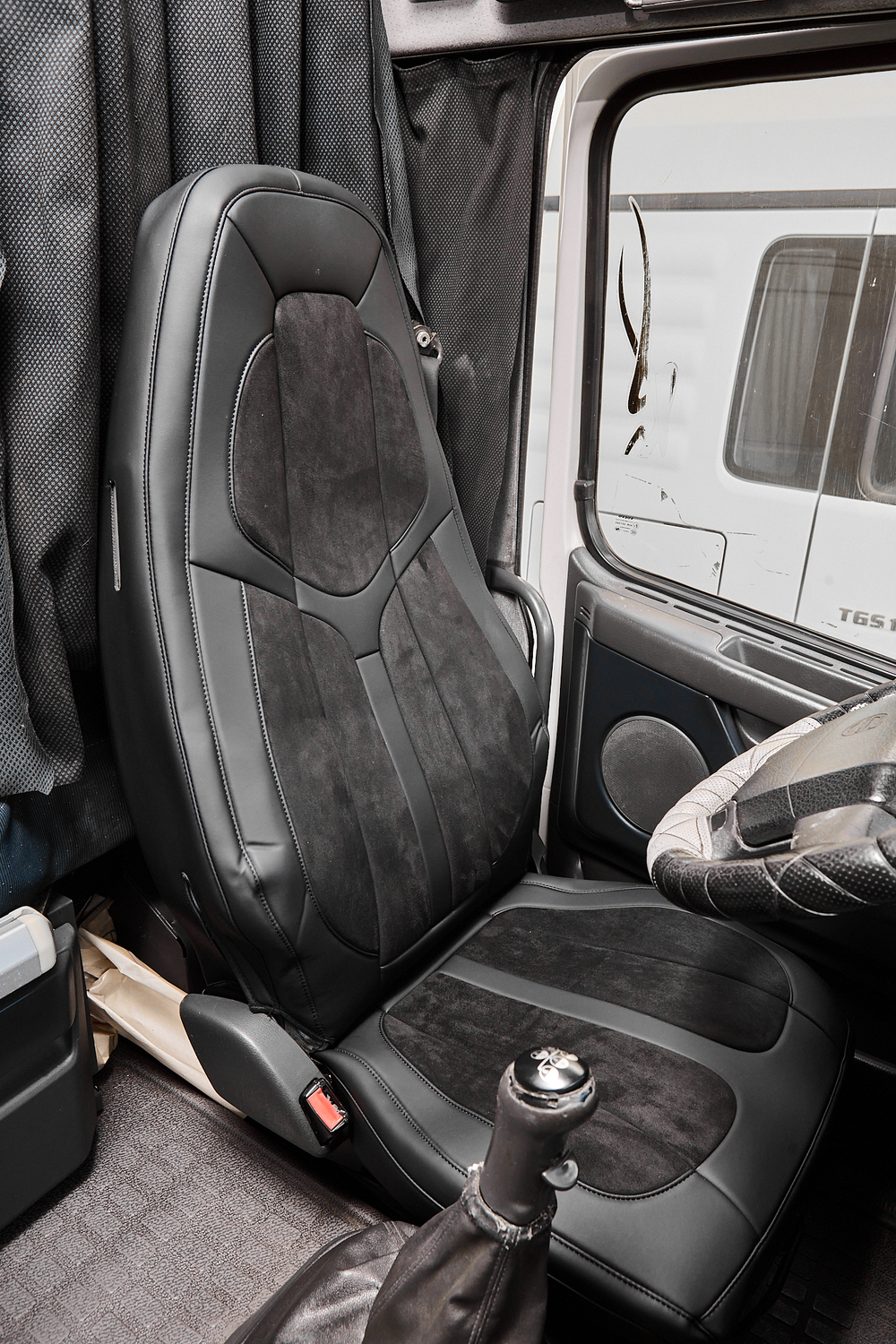 Чехлы Люкс VOLVO FH-13 после 2018 года: водитель от сиденья, пассажир от стойки кабины (один вырез под ремень) (экокожа, черный, черная вставка)