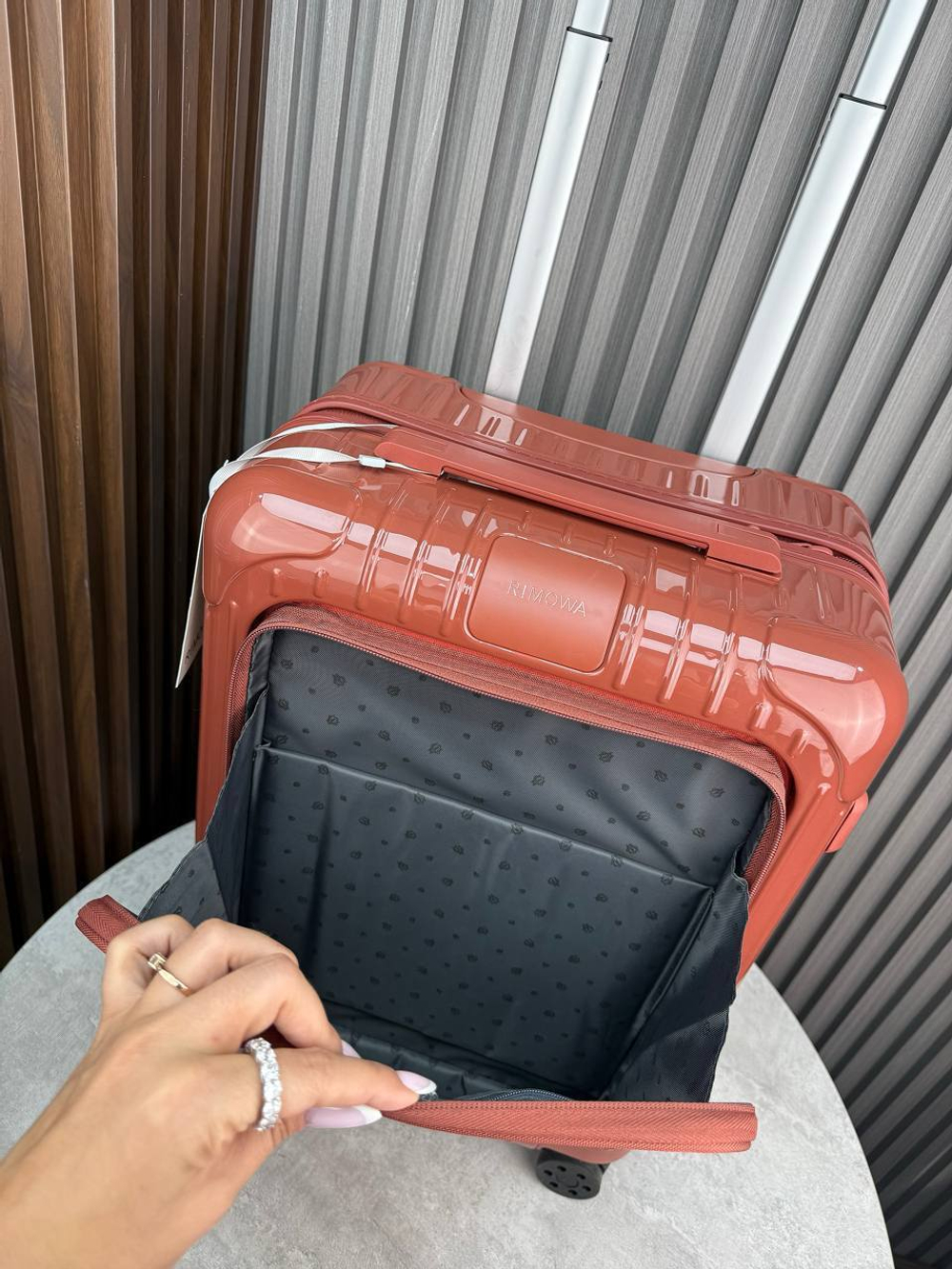 Дорожный чемодан Rimowa Essential Sleeve Cabin с карманом для ноутбука