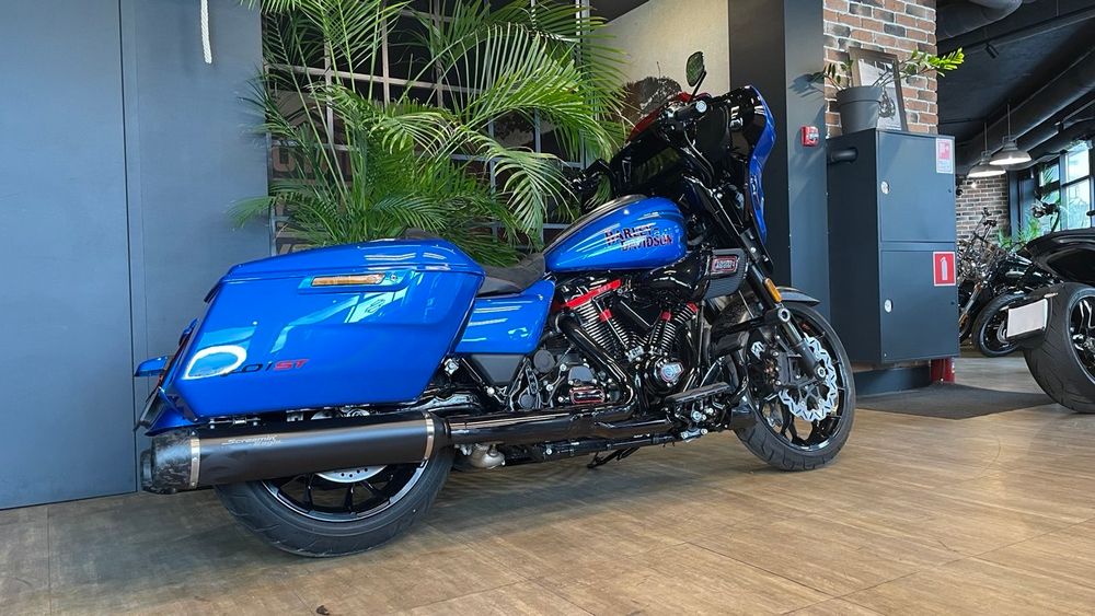 Harley-Davidson CVO Street Glide ST, 2026 "Electric Coast"