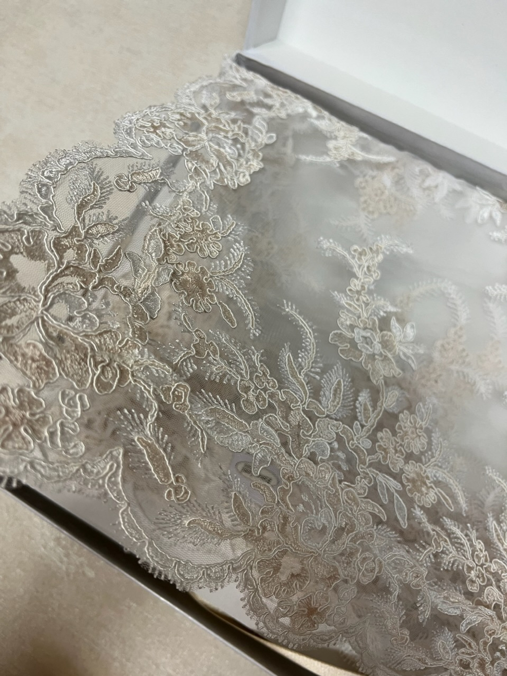 Скатерть кружевная 140x300 Emozioni Lace шампань