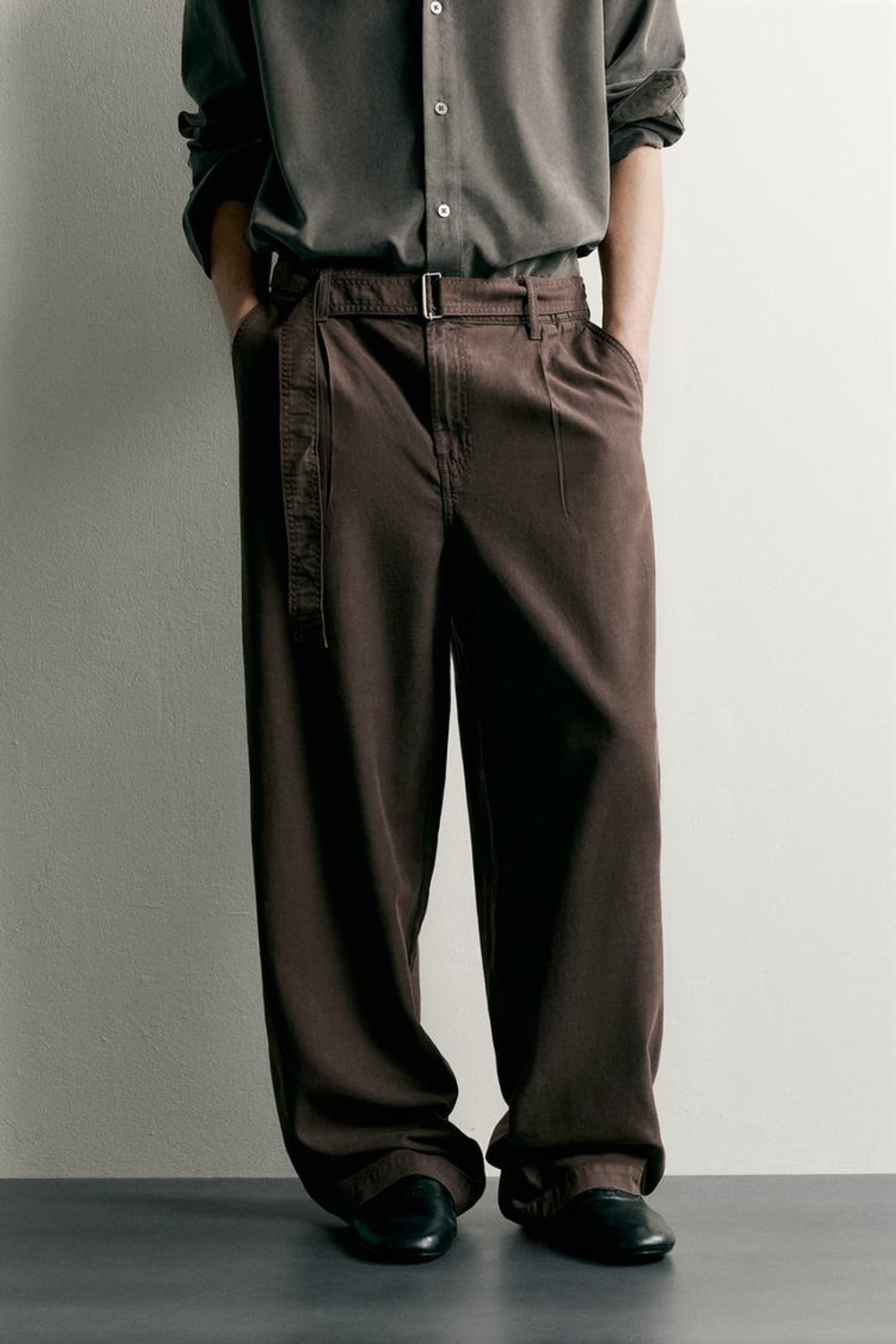 ZARA БРЮКИ RELAXED FIT СО СКЛАДКАМИ И РЕМНЕМ, СЕРО-КОРИЧНЕВЫЙ