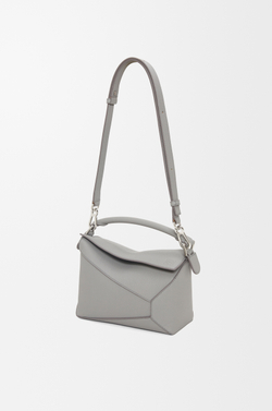 Loewe Маленькая сумка Puzzle Edge из мягкой зернистой телячьей кожи, жемчужно-серый