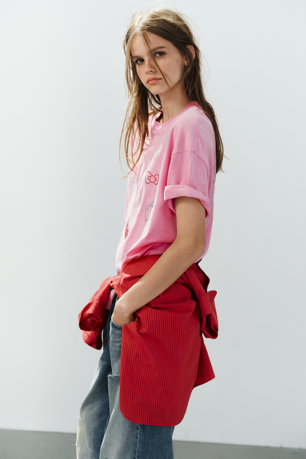 ZARA ФУТБОЛКА С ЭФФЕКТОМ ПОТЕРТОСТИ И БЛЕСТКАМИ HELLO KITTY ©, РОЗОВЫЙ