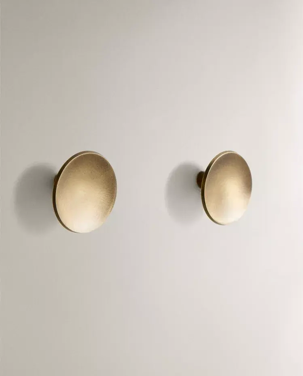 ZARA HOME НАБОР КРУГЛЫХ МЕБЕЛЬНЫХ РУЧЕК ИЗ ЛАТУНИ (2 ШТ.), ЗОЛОТИСТЫЙ