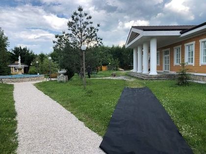 Перед Общественным центром продолжаются благоустроительные работы