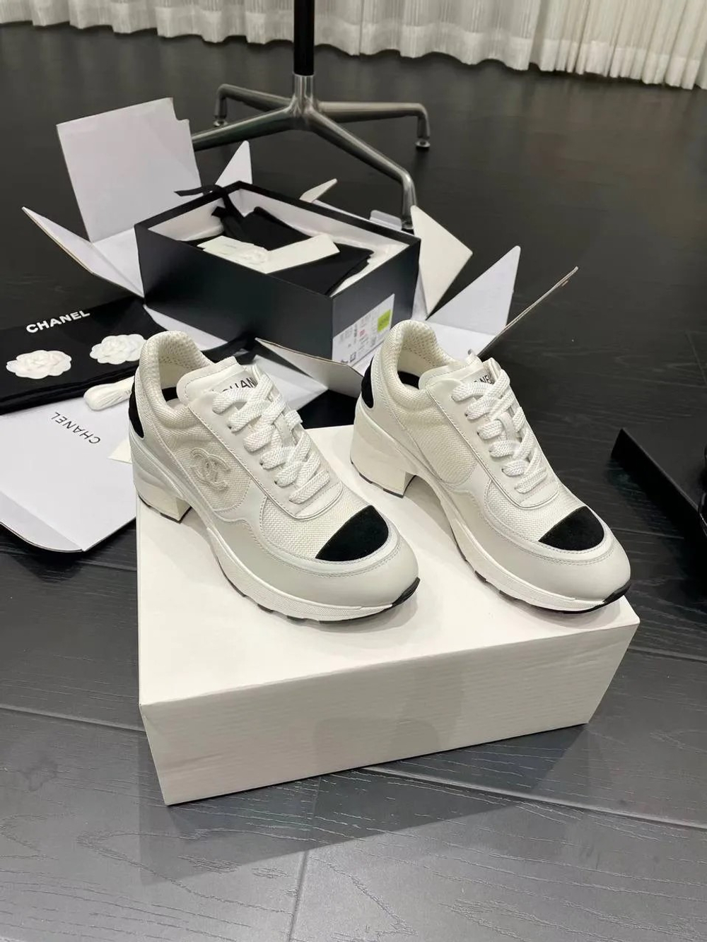 Белые кроссовки Chanel на каблуке