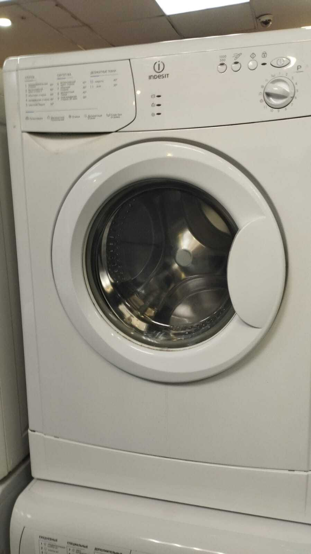 Стиральная машина Indesit WIUN 100 б/у фронтальная 4 кг 1000 об/мин