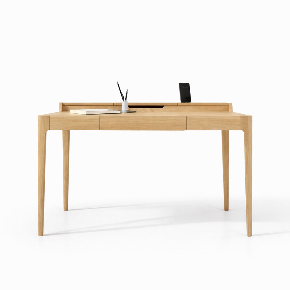 Письменный стол Supernova в светлой древесной отделке с рабочими принадлежностями, вид спереди