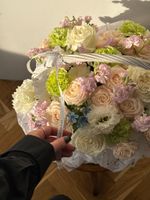 Корзина из кустовых пионовидных роз, оксипеталума, маттиолы, диантусов, лизиантуса и хризантемы