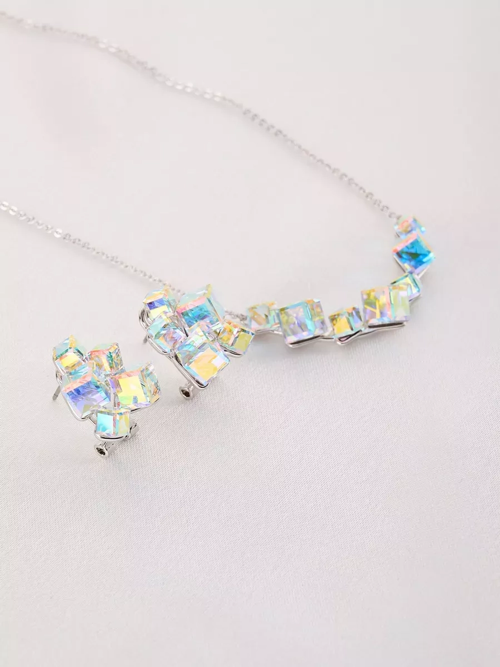 Колье дуга Мираж с кристаллами-хамелеонами Swarovski