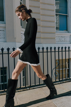 ZARA ТРИКОТАЖНОЕ ПЛАТЬЕ С ОБОРКАМИ, ЧЕРНЫЙ