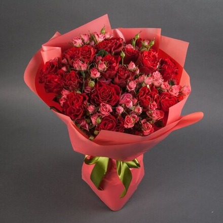 Букет из красных роз Эквадор и розовых кустовых роз. 29шт