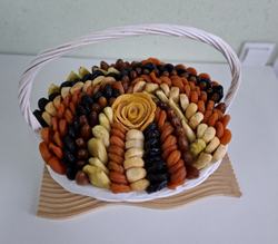 Корзина с сухофруктами