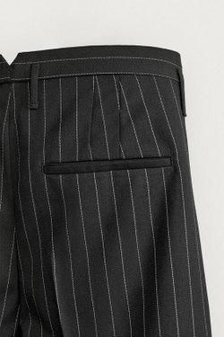 ZARA КОСТЮМНЫЕ БРЮКИ СО СКЛАДКАМИ В ТОНКУЮ ПОЛОСКУ, ЧЕРНЫЙ