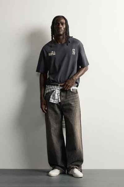 ФУТБОЛКА BOXY FIT С КОНТРАСТНЫМ ПРИНТОМ — ZARA